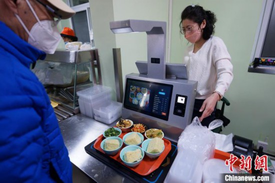 资料图：位于天津市和平区南营门街道的老年人“智慧食堂”投入使用。据悉，该“智慧食堂”取餐、结算均采用智能化方式，前来用餐的老人可通过面部识别或刷就餐卡绑定当天所用的餐盘，取菜通道旁的电子屏幕可显示所取主食、菜品的营养成分表等内容，帮助老年人合理搭配膳食。 <a target='_blank'  data-cke-saved-href='/' href='/'><p  align=