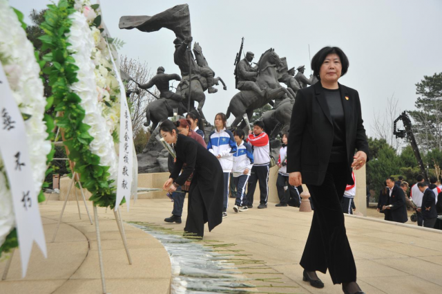 “永远的丰碑”清明节联合祭扫活动在八宝山革命公墓举行