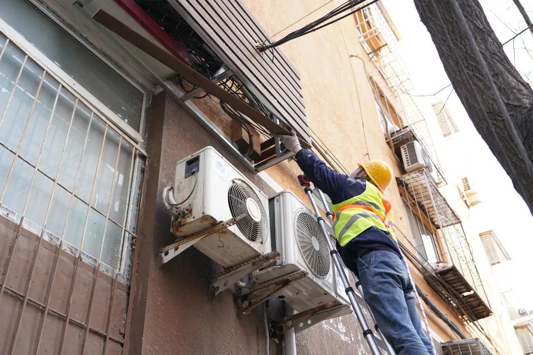 消除“空中蜘蛛网” 西城区白纸坊街道打造空中环境新秩序