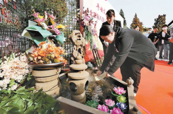 八宝山设11座免费鲜花祭台