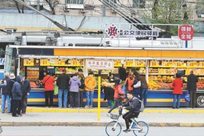 北京街头新鲜事 公交车不上路改卖菜