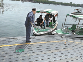 记者探访:景区＂不提示＂、游客＂无所谓＂ 游船救生衣不能成了摆设