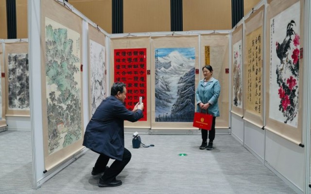 第八届中国廉政文化书画展开幕，展出300余幅名家作品