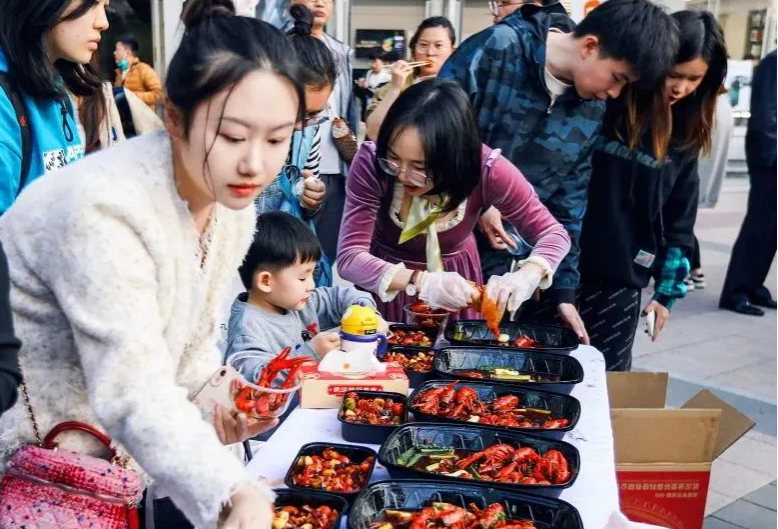 来武汉吃虾吧！武汉小龙虾美食节在光谷