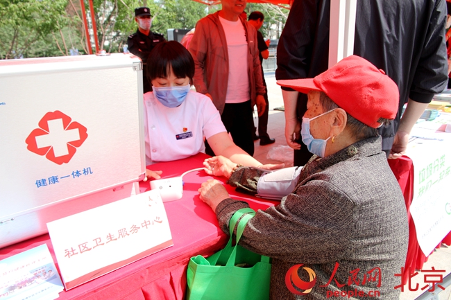 ＂十美先锋＂为民服务 石景山广宁＂党群服务一条街＂公益集市开市