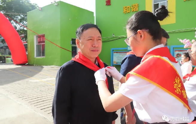 李考玉与龙凤小学师生共度“六一”