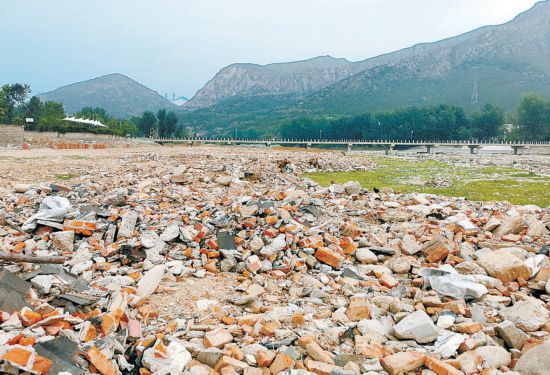 填占河道私建营地 偷倒垃圾屡禁不止:十渡景区汛期＂安全阀＂得紧紧