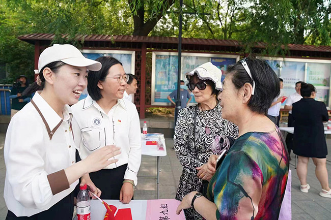 莲花池畔“普法茶亭”再飘香 丰台区112名律师轮值与市民“品茶聊法”