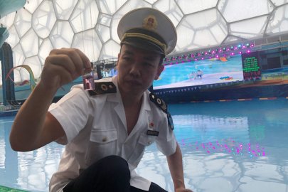 北京卫生监督开放日 市民走进水立方体验泳池水质监测