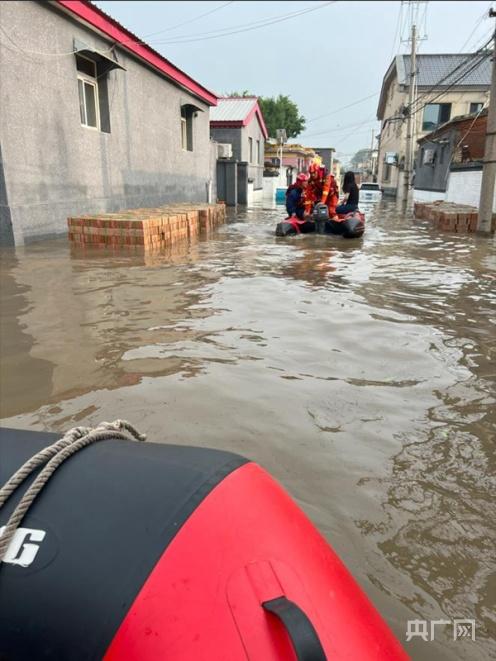 北京房山大石河发生河水倒灌 消防救援人员涉水转运被困人员