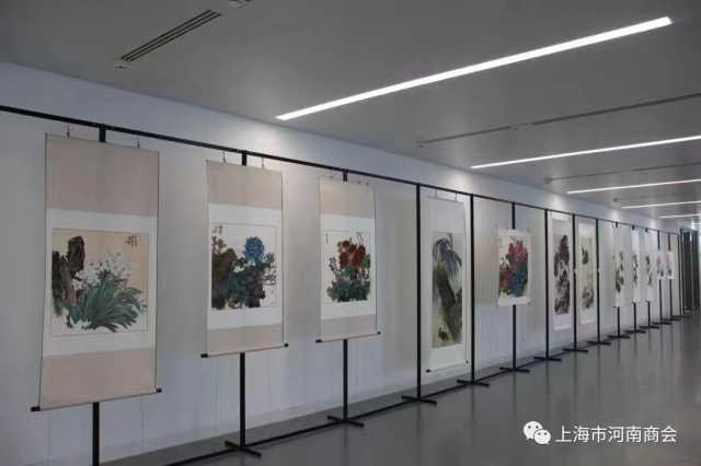 上海市河南商会创会会长韩宏伟出席南阳籍画家中乌师生联展