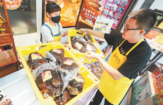 立秋至 北京市民下馆子“贴秋膘”