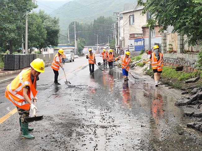 房山公路分局组织千人做好道路清淤保洁工作