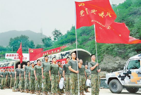 卫戍区和武警部队党员突击队冲锋在一线