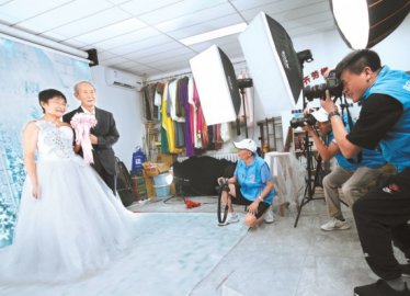 朝阳：志愿者为老人拍婚纱照