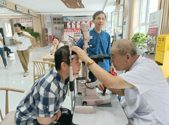 阿克苏眼视光医院走进育园社区，义诊活动暖人心