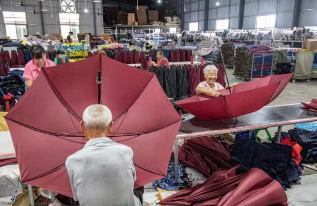 河南邓州： “雨伞小镇” 撑起群众美好生活