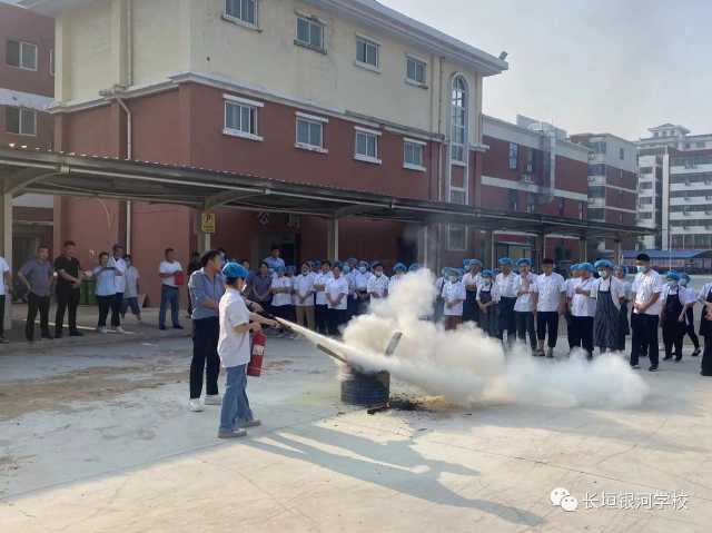 长垣银河学校组织寝室及餐厅人员进行消防演练