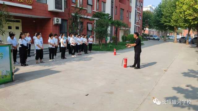 长垣银河学校组织寝室及餐厅人员进行消防演练