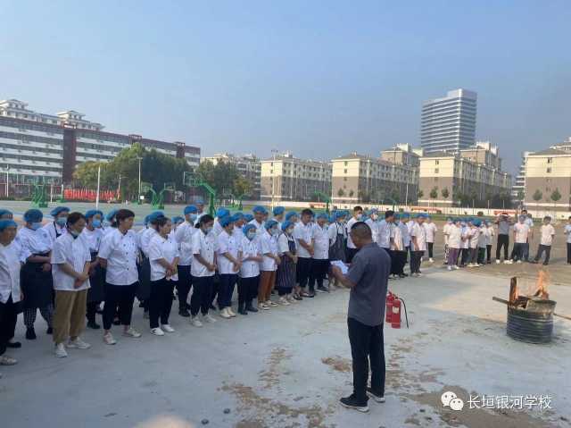 长垣银河学校组织寝室及餐厅人员进行消防演练