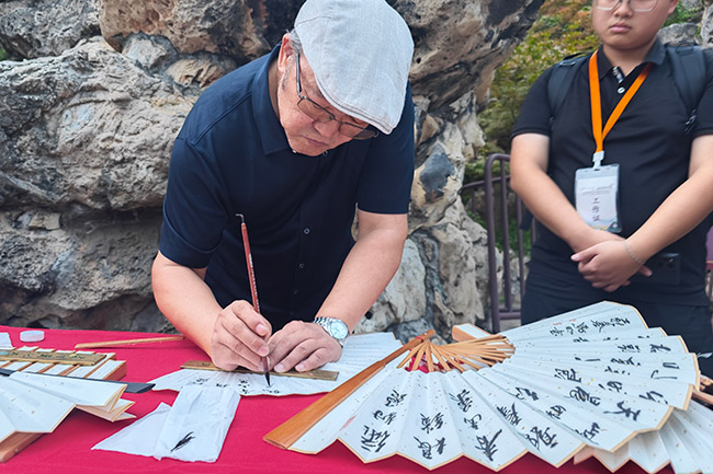 北京什刹海举办“海畔升明月 桃李谢恩师”教师节纪念活动