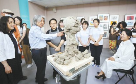 中国美术馆以塑像致敬教师