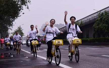 开学“第一行”骑车去地坛 首都高校新生感受北京文化之美