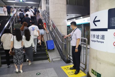 京港地铁4号线西直门站增设行李坡道 助