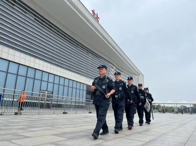 信阳东车站派出所  铁警助力双节 全力护航安保