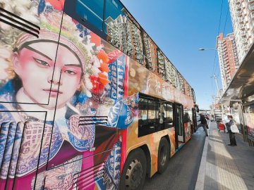 新中国同龄公交线“戏装”亮相
