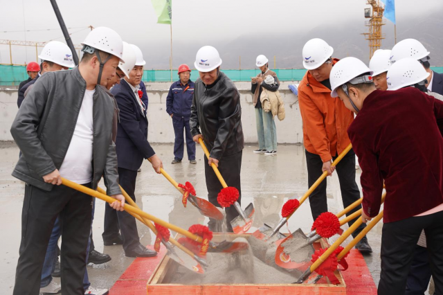 乌鲁木齐通航产业园国际物流园汽车后市场一期项目封顶仪式隆重举行——打造一流国际汽车联运物流港   助力新疆外贸高质量发展