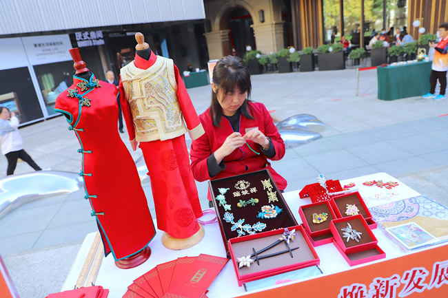 西城大栅栏街道举办首届“坊间YI家乐活节” 展现老字号文化魅力