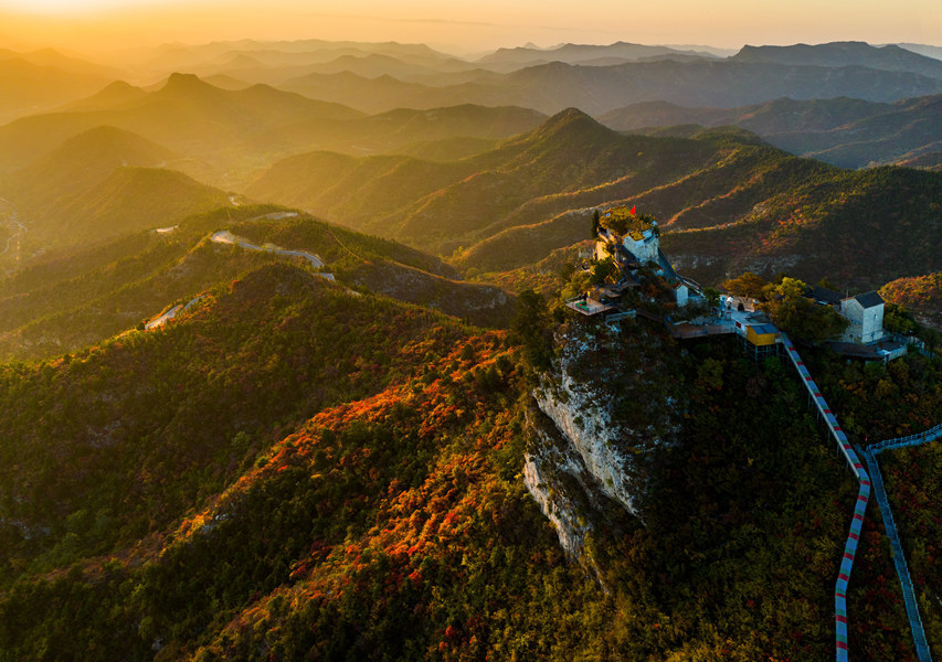 清晨的曙光洒向群山，云雾弥漫时，山林若隐若现，为柏尖山增添了一丝神秘。夏文川 摄
（原载于2023年10月23日林州市融媒体中心云上林州客户端）