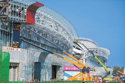 新国展二期主体结构完工 “紫金丝带”骨架成型