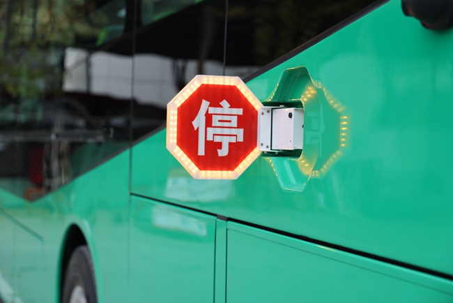北京通学车试点范围将扩大至8个区 新车型尾部增加安全门