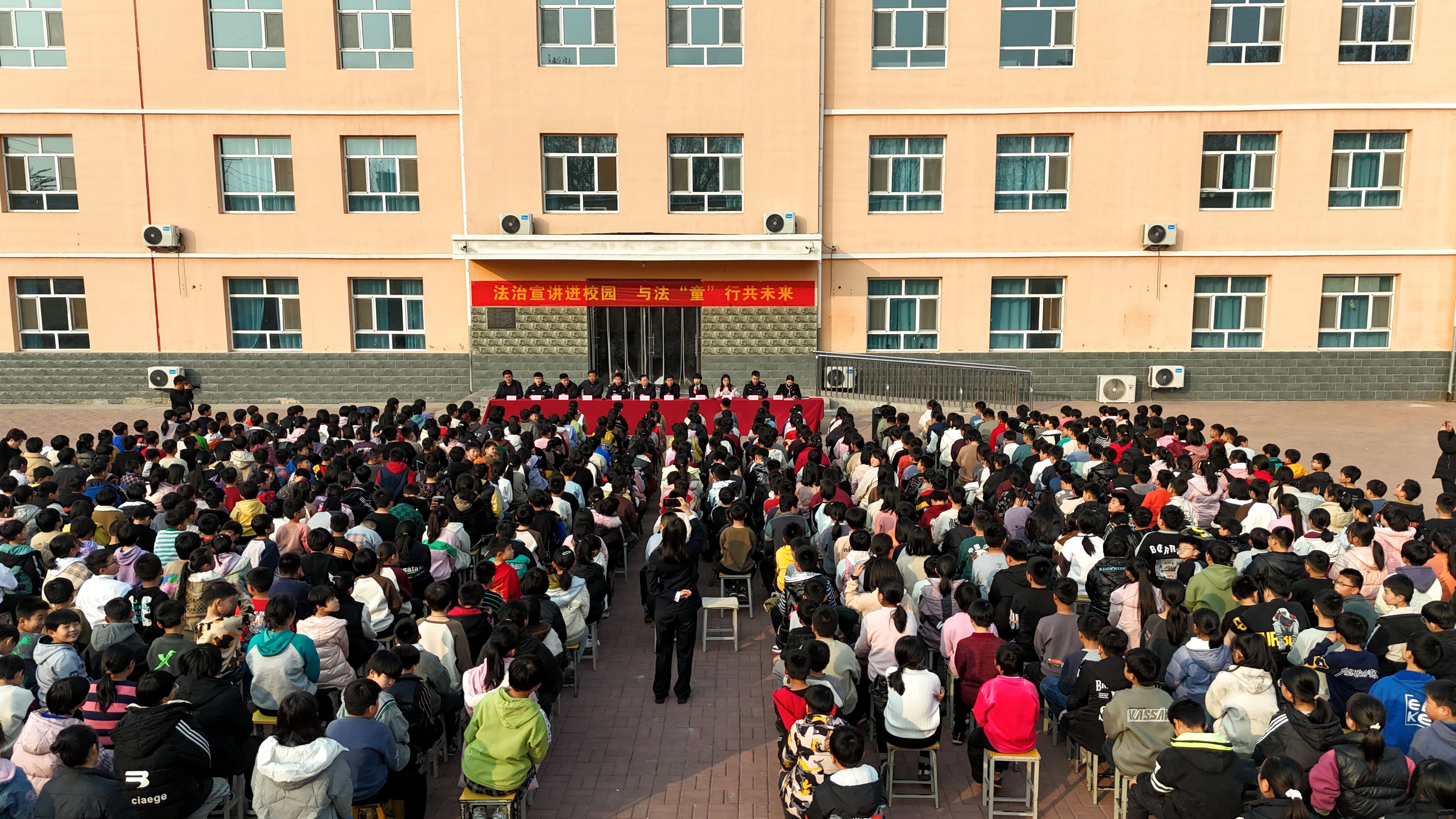 威县南里村中心小学举行法制宣传进校园