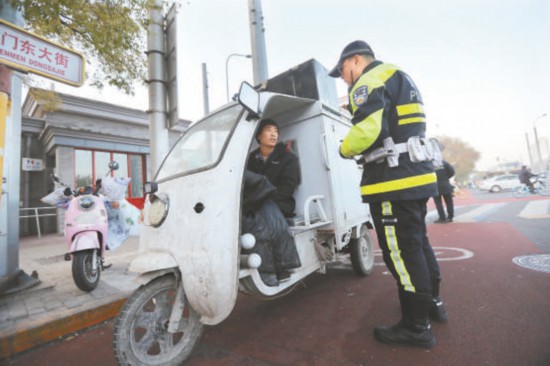 警方严查违规电动三四轮交通违法