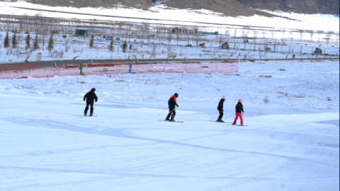 青河县：一系列雪场优惠政策吸引大批疆