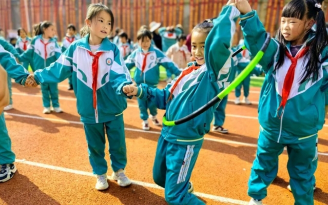 钟山区第三实验小学举行运动会 庆祝新校