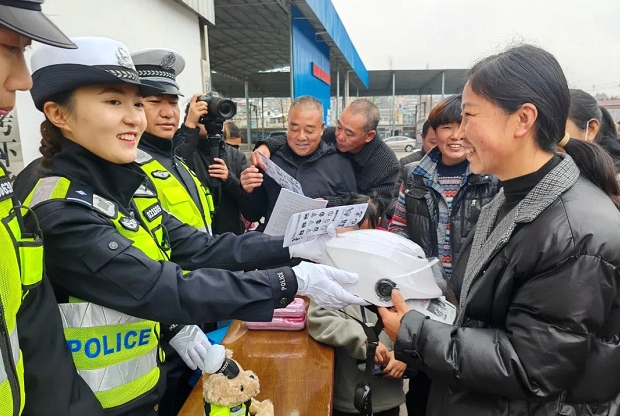 六盘水：钟山交警“平安贵州冬季行动”