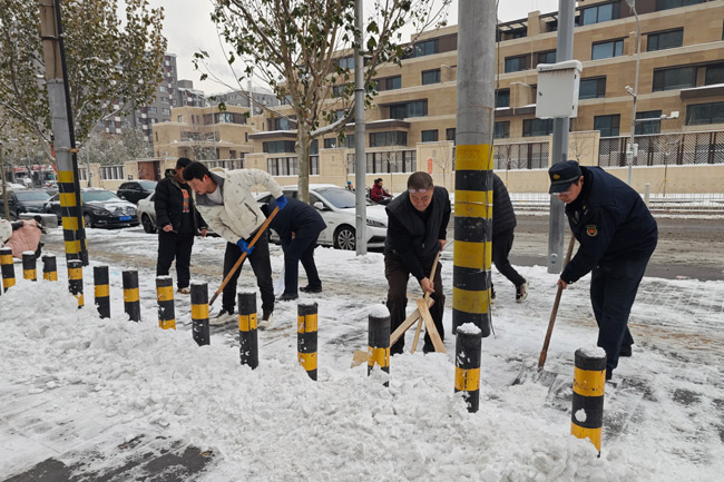 应对今冬首场降雪 丰台城管引导扫雪铲冰保障百姓出行