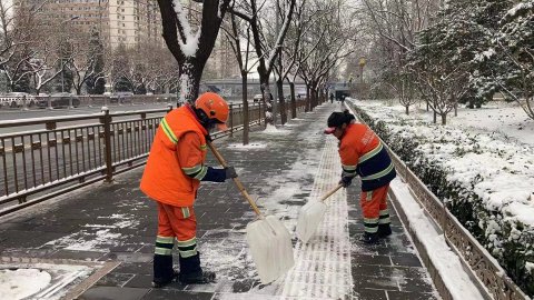 截至12月11日11时 北京已出动3.6万专业作业人员应对今冬首场降雪