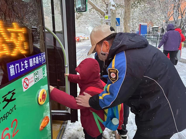 北京全力应对今冬首场降雪 保障城市运行