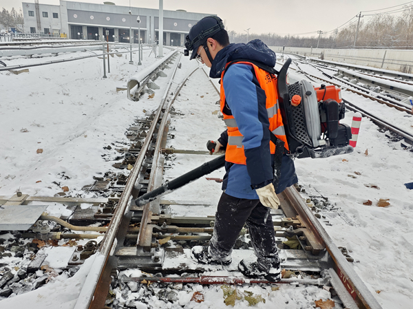 北京全力应对今冬首场降雪 保障城市运行