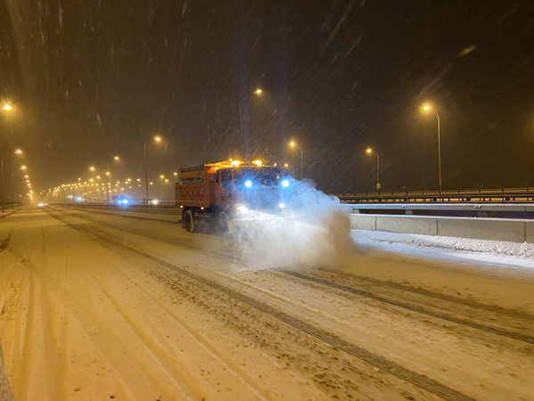 北京全力应对今冬首场降雪 保障城市运行