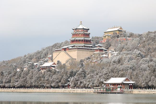 迎今冬初雪 北京市属公园接待雪中赏景游客超8万人