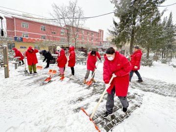 石景山苹果园街道：扫雪铲冰道路畅 志愿服务暖人心