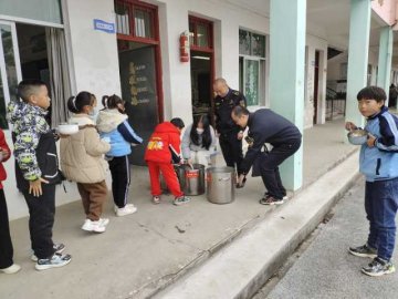 吉安泰和县开展校园陪餐活动守护青少年