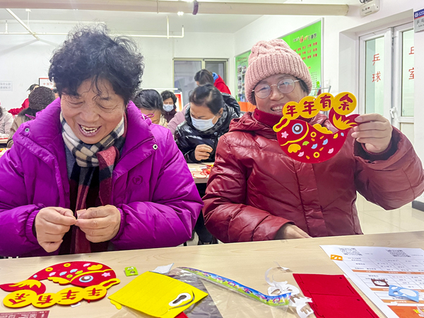 制作新年挂件 体验传统剪纸 石景山苹果园街道开展迎元旦庆新年活动