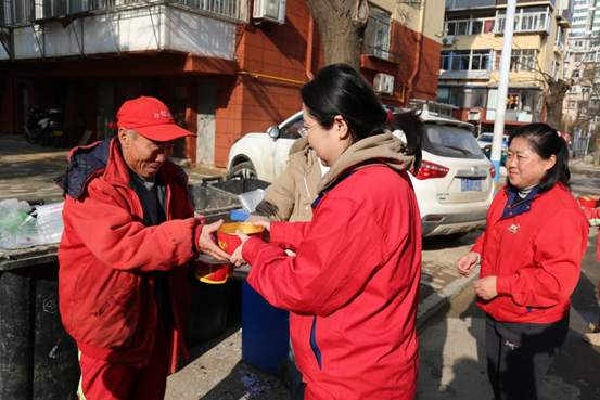 山东烟台：喜旺情系环卫工  寒冬里送温暖